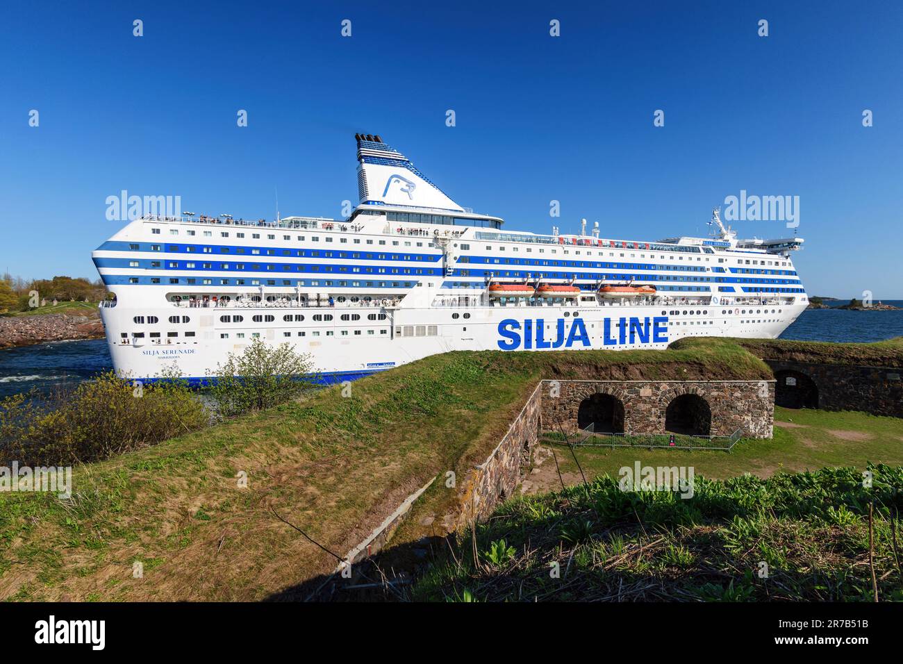 Le ferry de croisière Silja Line Silja Serenade navigue dans l'étroit détroit de Kustaanmiekka dans l'archipel d'Helsinki. Banque D'Images