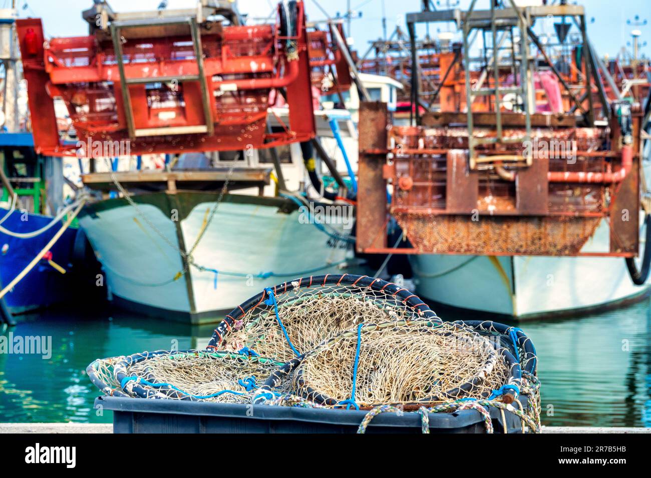 Filets de pêche laissés au sec dans le port, San Benedetto del Tronto, Italie Banque D'Images