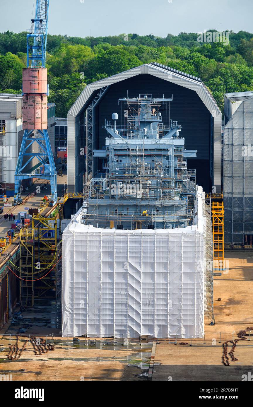 Un navire de guerre de la Marine allemande de Berlin en cours de rénovation majeure au chantier naval allemand de Kiel, en Allemagne. Banque D'Images