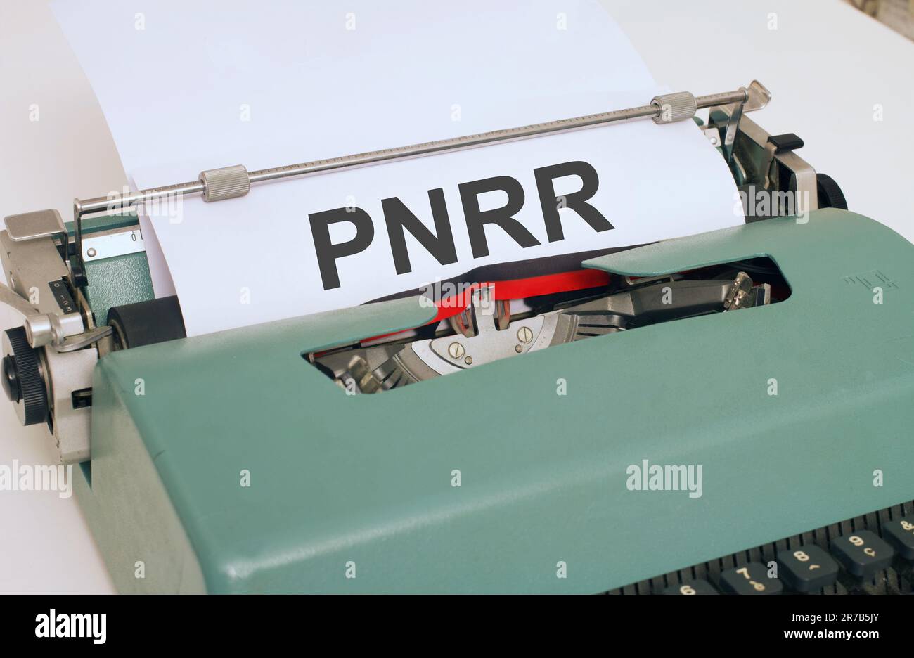 Handwriter avec le texte 'Pnrr' concept de l'aide financière économique italienne. Banque D'Images