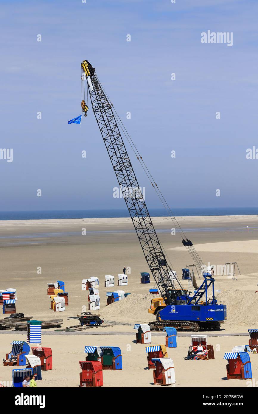 Grue est un support pour les travaux d'assemblage sur la plage de l'île de Borkum Banque D'Images