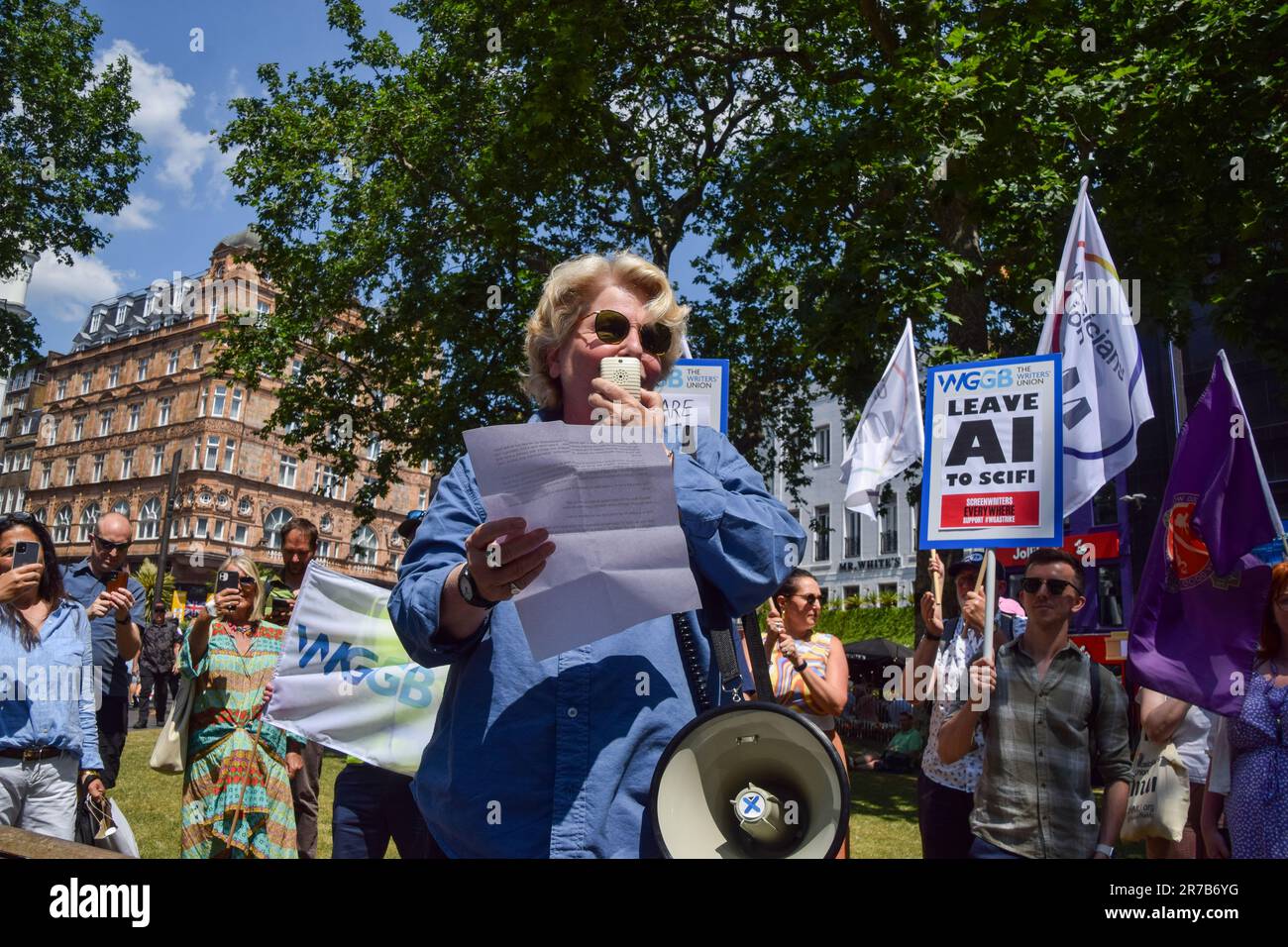 Londres, Royaume-Uni. 14th juin 2023. Le président du GTGB, Sandi Toksvig, prononce un discours au cours de la manifestation. Les scénaristes britanniques et les membres de la WGGB (WGGB) ont organisé un rallye à Leicester Square en solidarité avec les scénaristes américains. Crédit : SOPA Images Limited/Alamy Live News Banque D'Images