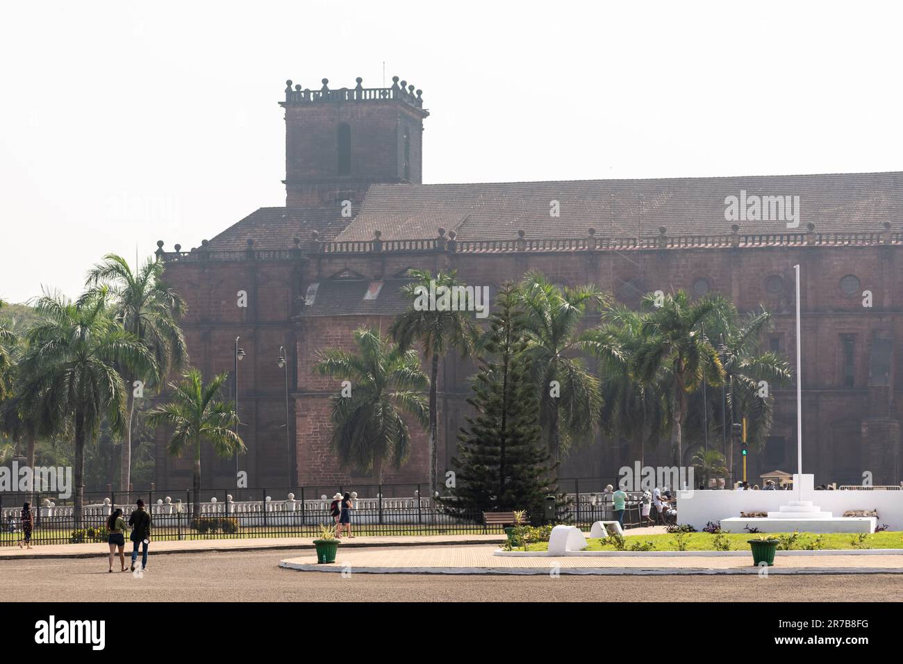 Old Goa, Inde - janvier 2023 : la façade extérieure de l'ancienne basilique de l'époque portugaise de BOM Jesus dans le site du patrimoine de l'UNESCO de Old Goa. Banque D'Images