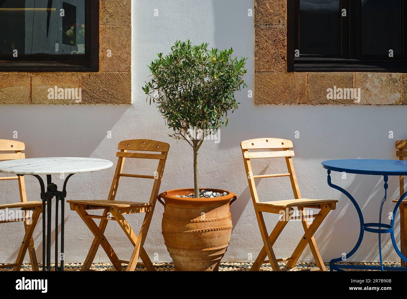 Street café dans la vieille ville de Lindos sur l'île grecque de Rhodes, vue sur la mer Egée, les îles de l'archipel Dodécanèse, Europe, Voyage Banque D'Images