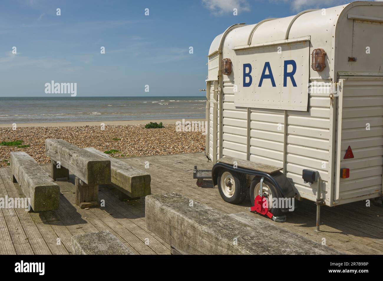 Promenade en bord de mer et plage à Littlehampton dans West Sussex, Angleterre. Bar en plein air (à l'extérieur) vers le restaurant. Fabriqué à partir d'une ancienne boîte à chevaux. Banque D'Images
