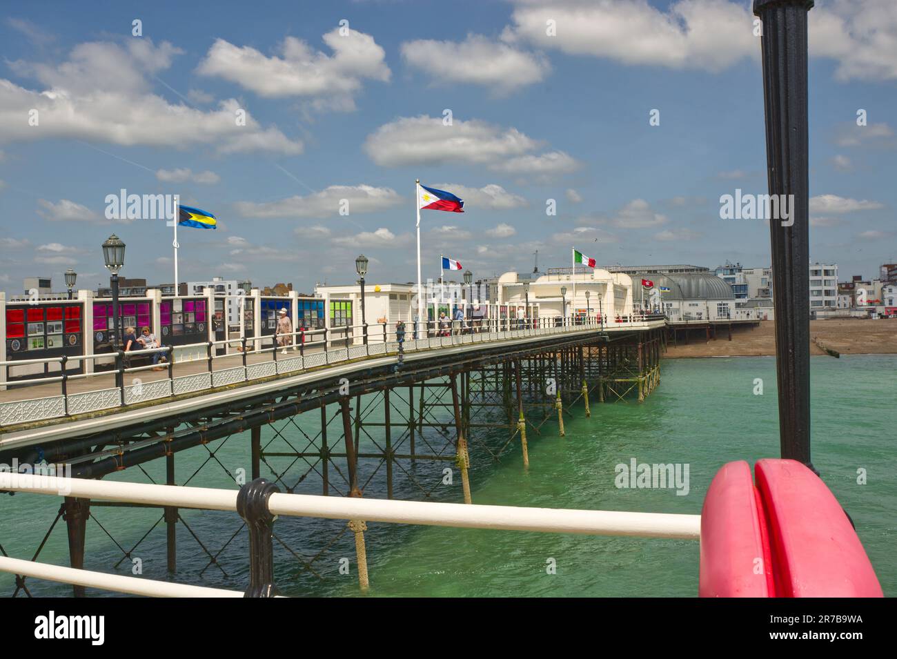 La jetée de Worthing dans West Sussex, Angleterre. Avec les gens. Vue depuis le bout de la jetée vers la ville et la plage. Banque D'Images