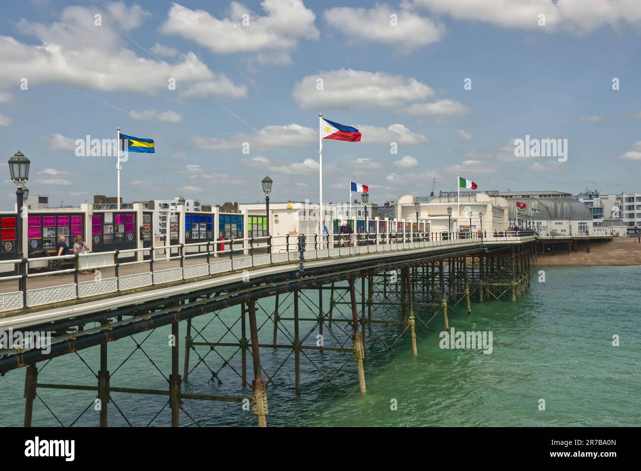 La jetée de Worthing dans West Sussex, Angleterre. Avec les gens. Vue depuis le bout de la jetée vers la ville et la plage. Banque D'Images