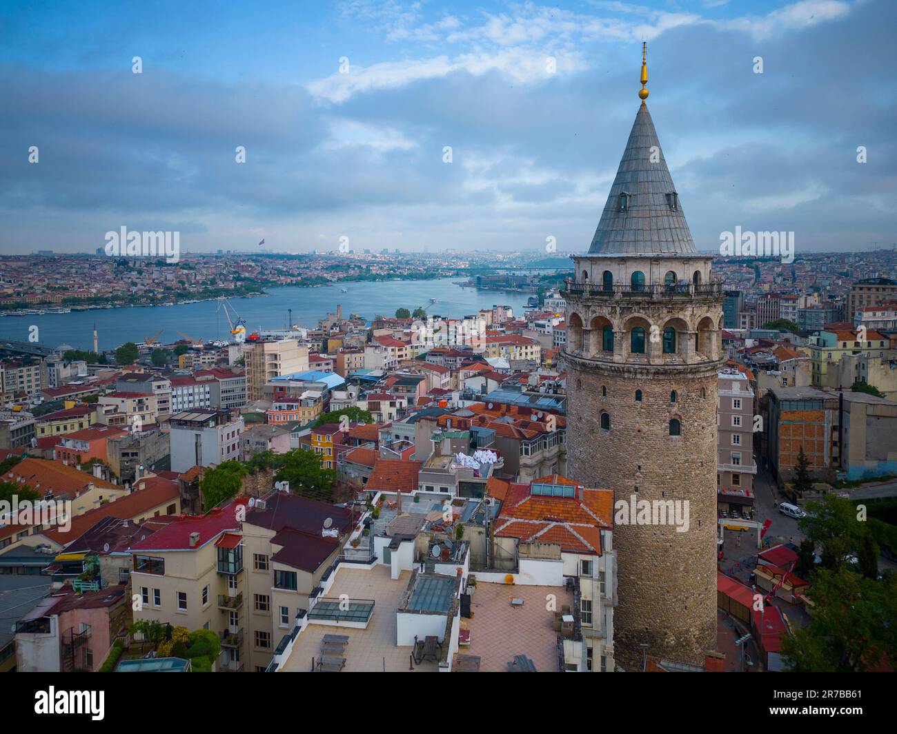 Vue aérienne de la tour Galata avec crépuscule le matin avec la Corne d'Or à l'arrière dans Beyoglu dans la ville historique d'Istanbul, Turquie. Quartiers historiques d'Istanbul Banque D'Images