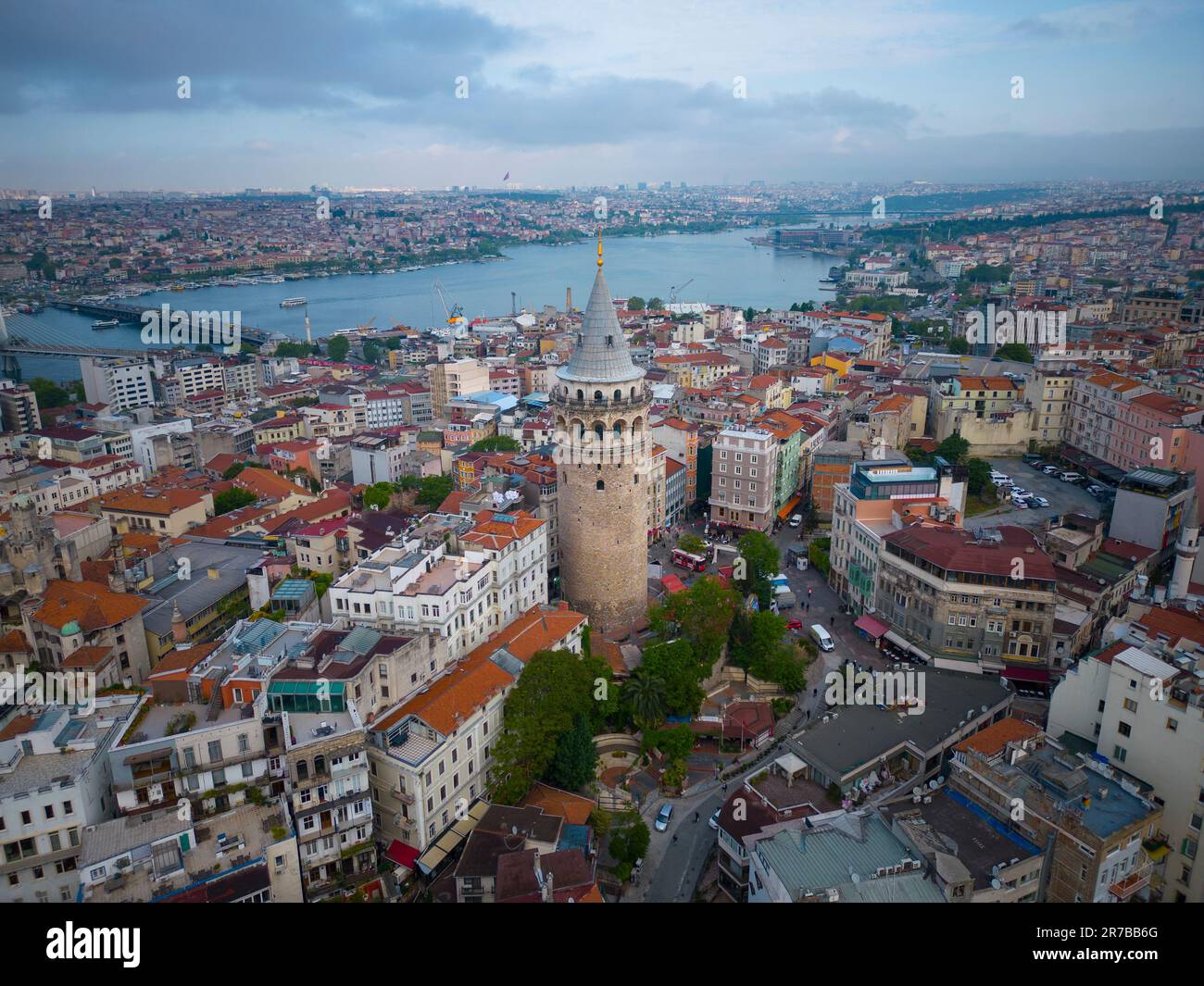 Vue aérienne de la tour Galata avec crépuscule le matin avec la Corne d'Or à l'arrière dans Beyoglu dans la ville historique d'Istanbul, Turquie. Quartiers historiques d'Istanbul Banque D'Images