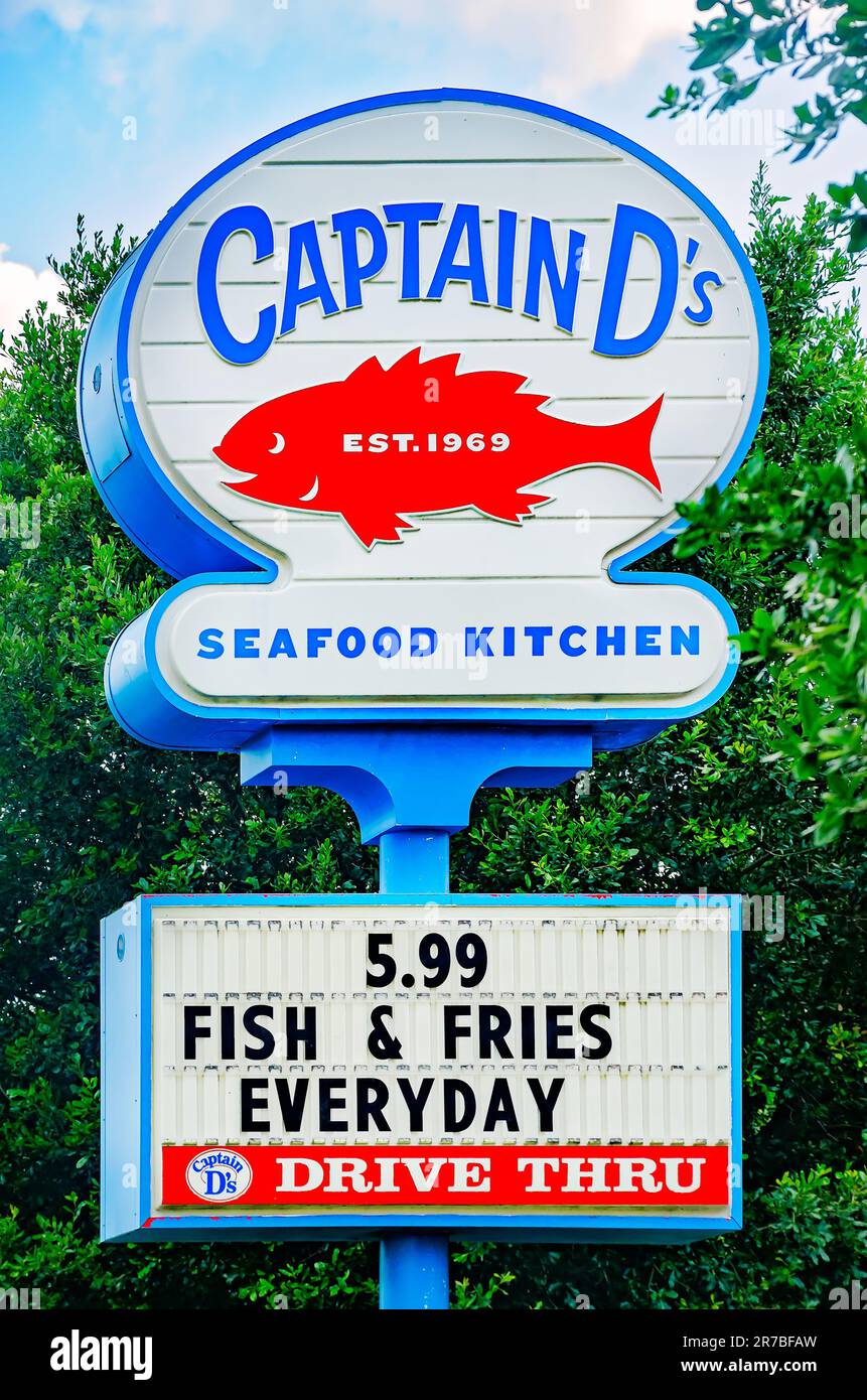 L’affiche du restaurant de fruits de mer du Capitaine d’s propose du poisson et des frites pour 5,99 $, 11 juin 2023, à Mobile, Alabama. Le capitaine d’s a été fondé au Tennessee en 1969. Banque D'Images
