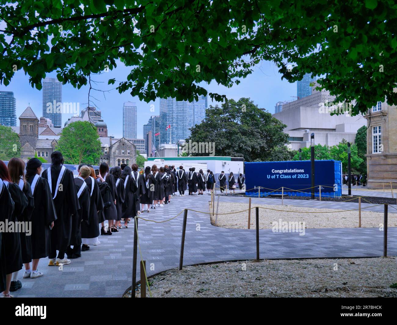Un cortège d'étudiants diplômés dans des robes universitaires formelles vont recevoir leurs diplômes Banque D'Images