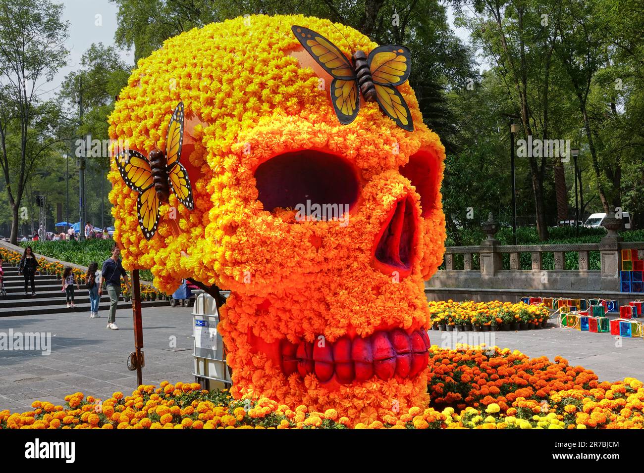 Un crâne géant recouvert de fleurs Marigold mexicaines et de papillons monarques exposés à l'occasion de la fête des morts au parc Chapultepec, à 29 octobre 2022, à Mexico, au Mexique. Banque D'Images