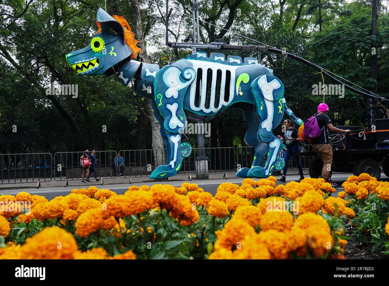 Les équipes de production se promeuissent en position de départ pour la Grande Parade des morts annuelle pour célébrer les vacances Dia de los Muertos sur le Paseo de la Reforma, 29 octobre 2022 à Mexico, Mexique. Le défilé a été créé pour le film James Bond Specter et adopté par la ville comme événement annuel. Banque D'Images