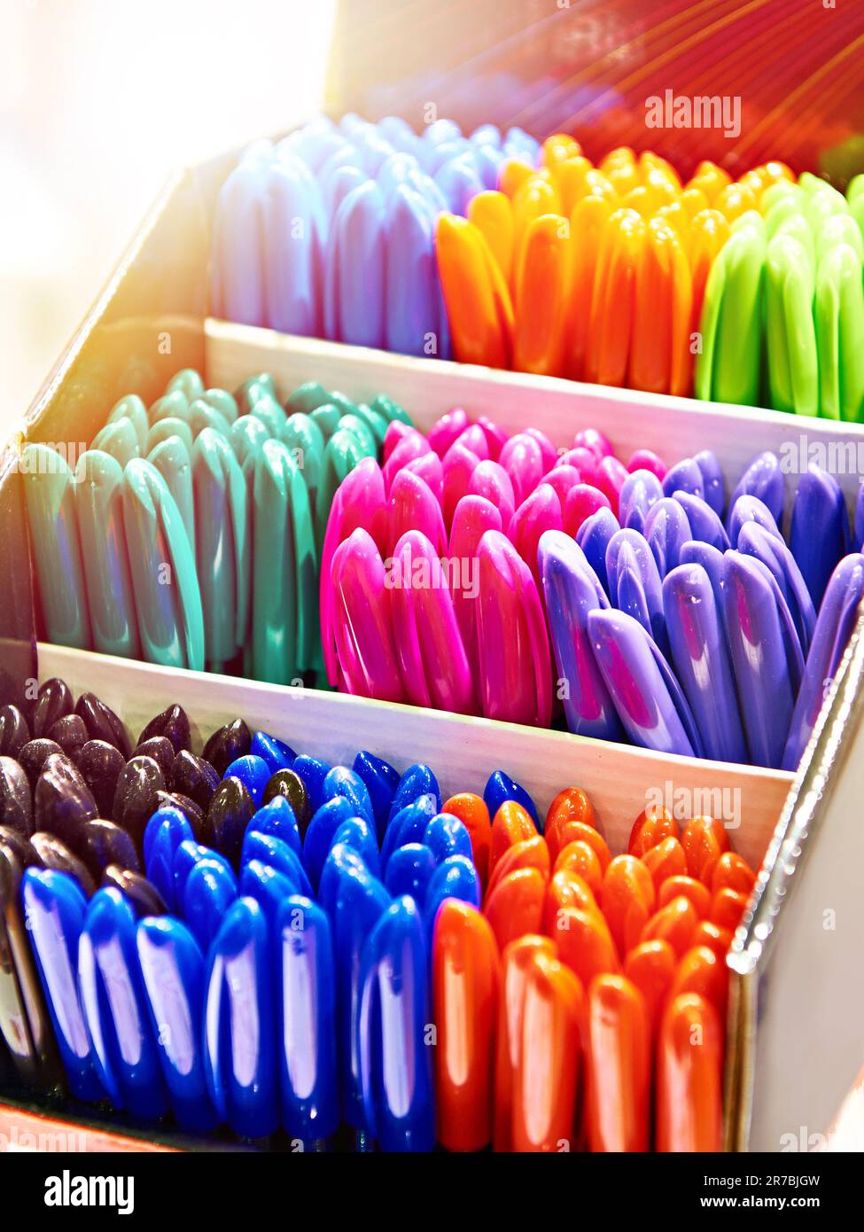 Stylos de couleur dans le magasin de fournitures scolaires et de bureau Banque D'Images