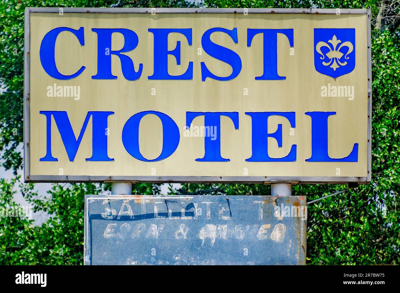 Le panneau Crest Motel est photographié, 11 juin 2023, à Mobile, Alabama. Le motel, avec son emblématique panneau d'époque, est l'un des nombreux motels économiques. Banque D'Images
