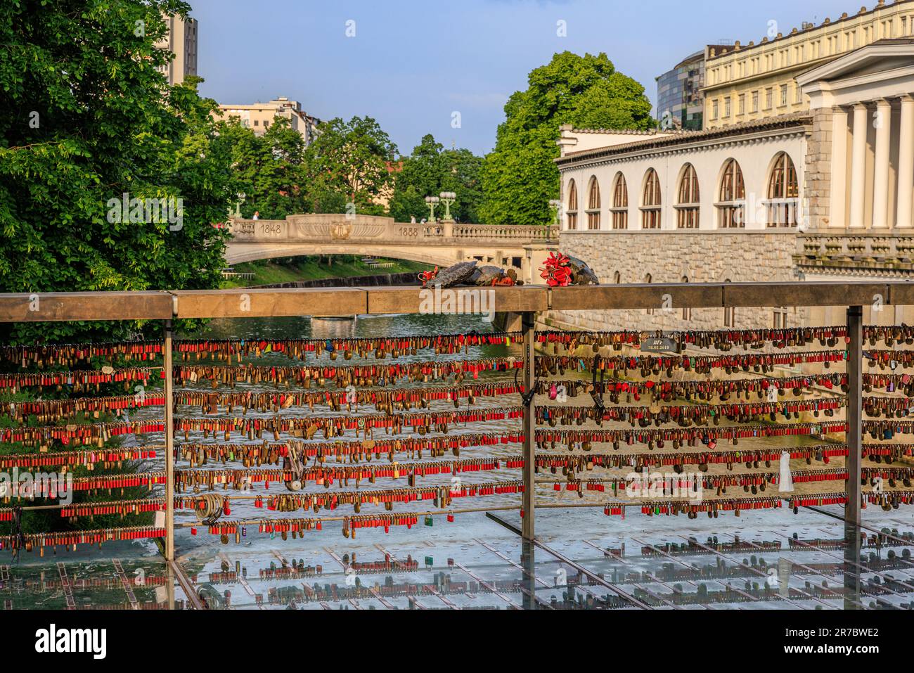 des centaines de cadenas d'amour rouge pendent sur les côtés du pont des bouchers à ljubljana menant au marché central Banque D'Images