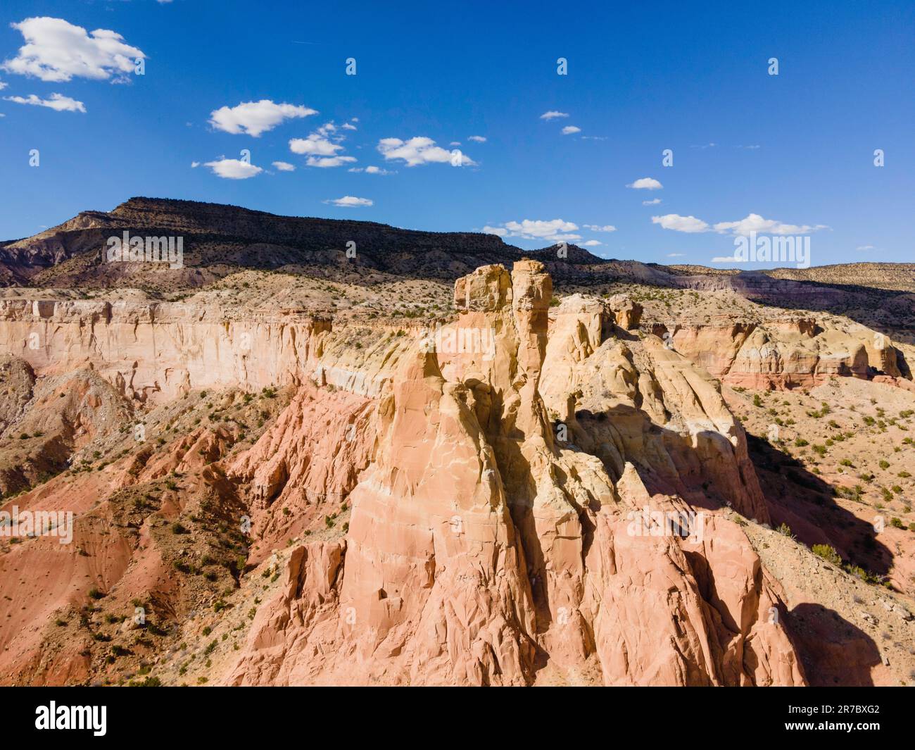 Photographie aérienne du Georgia O'Keefe's Ghost Ranch, près d'Abiquiu, Nouveau-Mexique, États-Unis, lors d'une belle journée de printemps. Banque D'Images