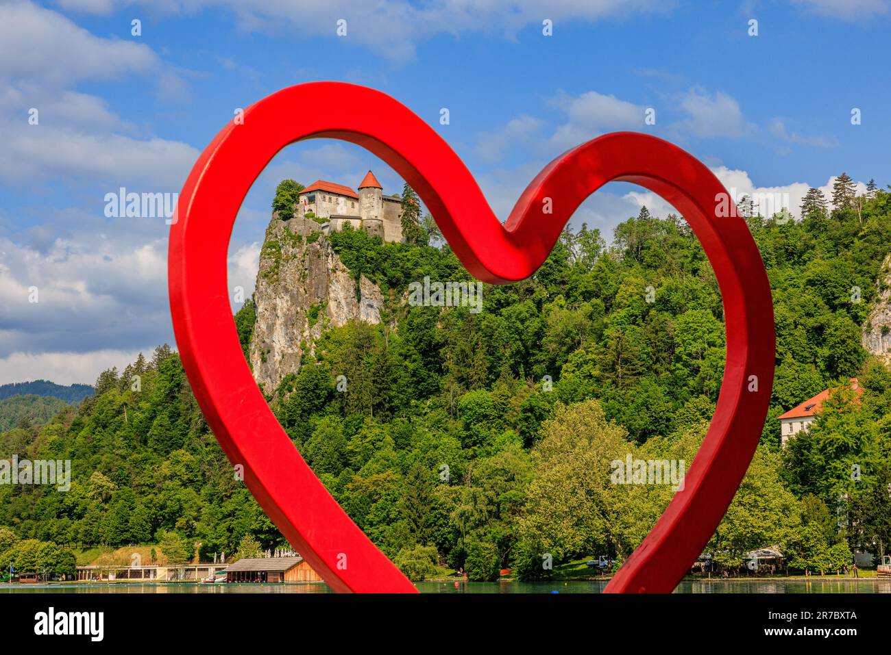 Cadre inhabituel du coeur rouge ou j'aime la statue au lac de Bled pour montrer le château de Bled sur son sommet vertical de la falaise Banque D'Images