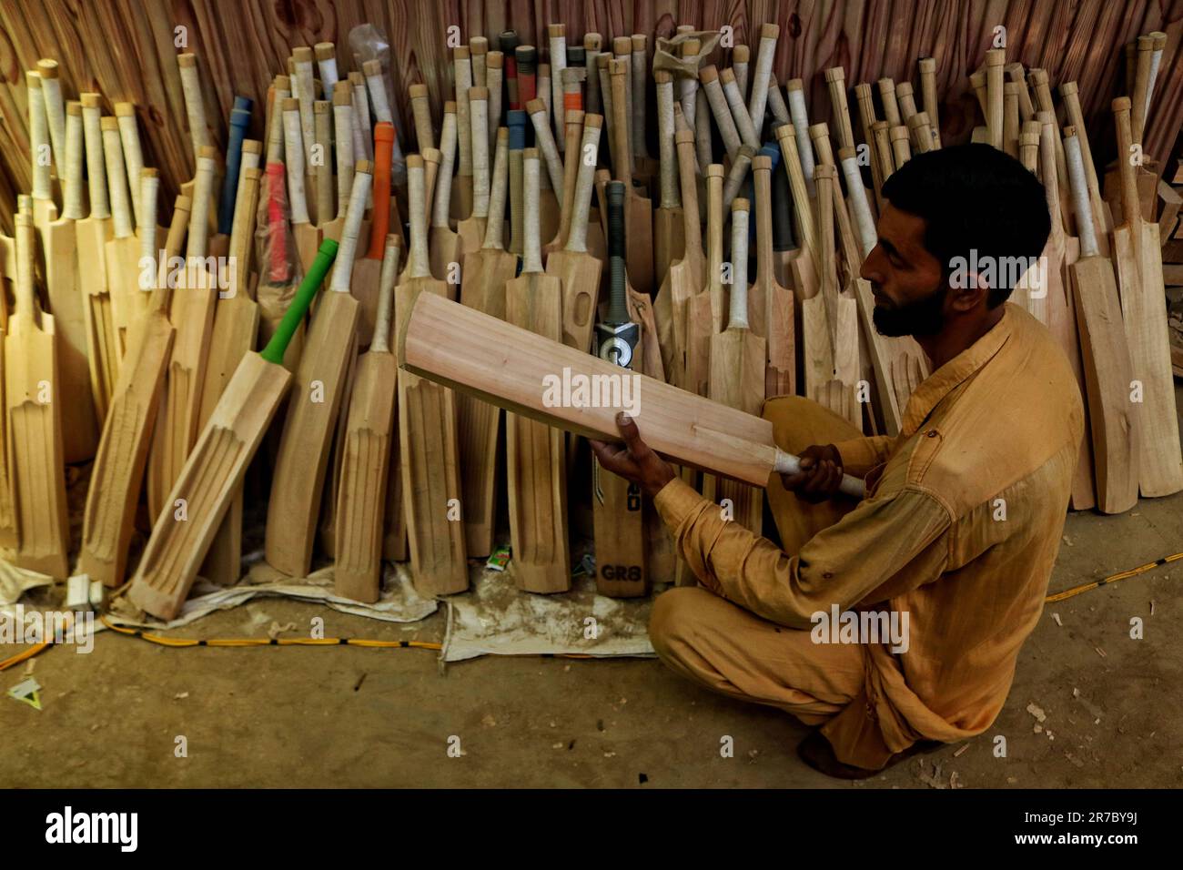 12 juin 2023, Srinagar Kashmir, Inde : Un ouvrier trie diverses chauves-souris crues de GR8 grillons dans une unité de fabrication à Sangam, à environ 38 kilomètres au sud de Srinagar. Les fabricants de chauves-souris du Cachemire ont reçu une commande pour que les chauves-souris soient utilisées lors de la coupe du monde 2023 One Day International (ODI); ils ont même déjà reçu une commande pour 10 chauves-souris pour la coupe du monde Twenty20 (T20) en 2022. Seulement deux types de chauves-souris sont utilisés dans le cricket dans le monde entier - le saule anglais et le saule de Kashmiri - et tandis que les prix du saule anglais sont beaucoup plus élevés que ceux faits de saule de Cachemire et sont plus souvent utilisés par pla Banque D'Images