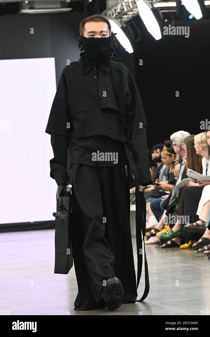 Londres, Royaume-Uni. 14 juin 2023. Des étudiants diplômés présentent leur conception de l'université de la ville de Brimingham et de l'école d'art de Glasgow lors de la Graduate Fashion week 2023 jour 3 à la brasserie Old Truman, Londres, Royaume-Uni. Crédit : voir Li/Picture Capital/Alamy Live News Banque D'Images