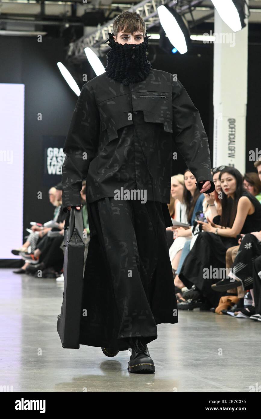 Londres, Royaume-Uni. 14 juin 2023. Des étudiants diplômés présentent leur conception de l'université de la ville de Brimingham et de l'école d'art de Glasgow lors de la Graduate Fashion week 2023 jour 3 à la brasserie Old Truman, Londres, Royaume-Uni. Crédit : voir Li/Picture Capital/Alamy Live News Banque D'Images