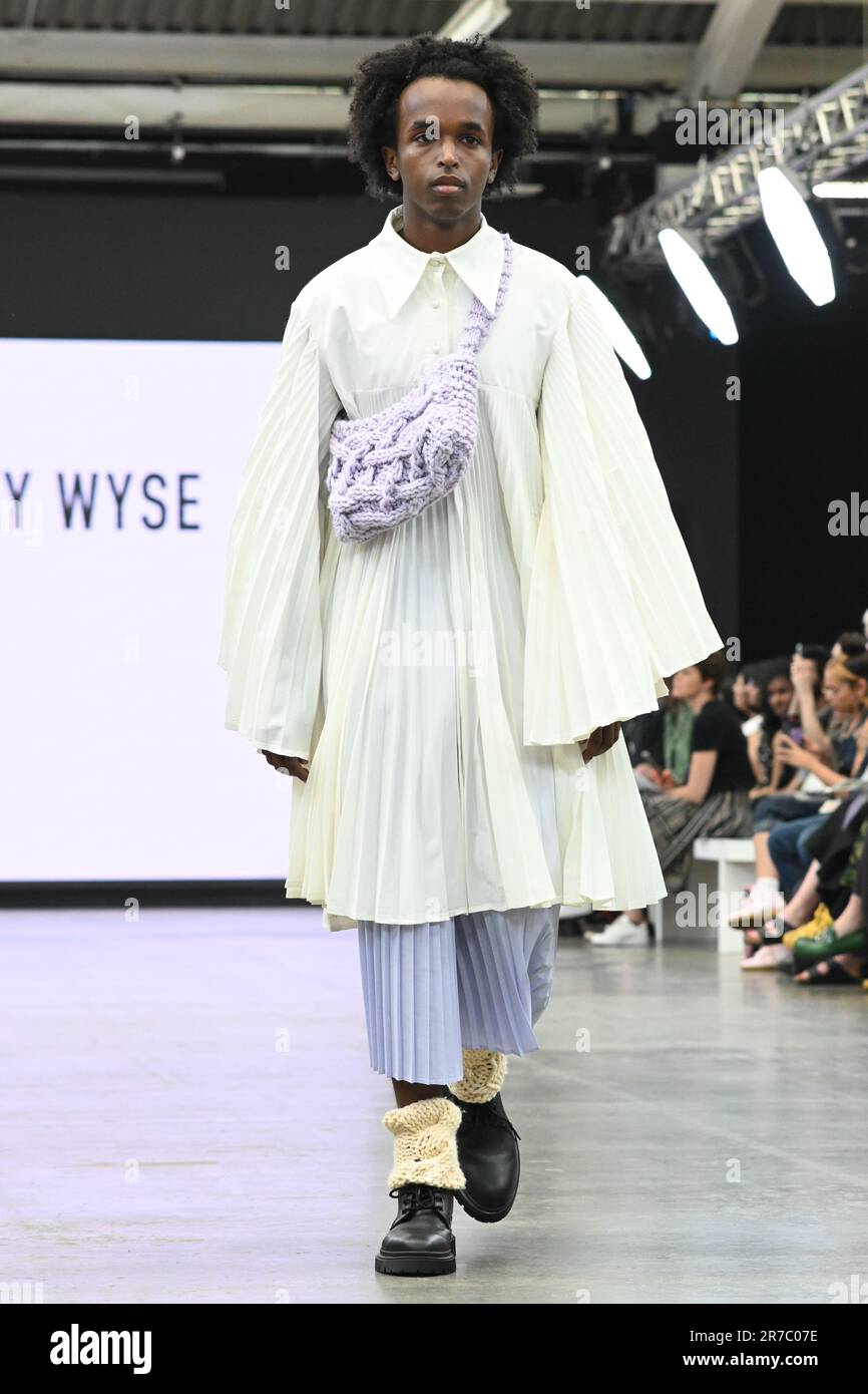 Londres, Royaume-Uni. 14 juin 2023. Des étudiants diplômés présentent leur conception de l'université de la ville de Brimingham et de l'école d'art de Glasgow lors de la Graduate Fashion week 2023 jour 3 à la brasserie Old Truman, Londres, Royaume-Uni. Crédit : voir Li/Picture Capital/Alamy Live News Banque D'Images