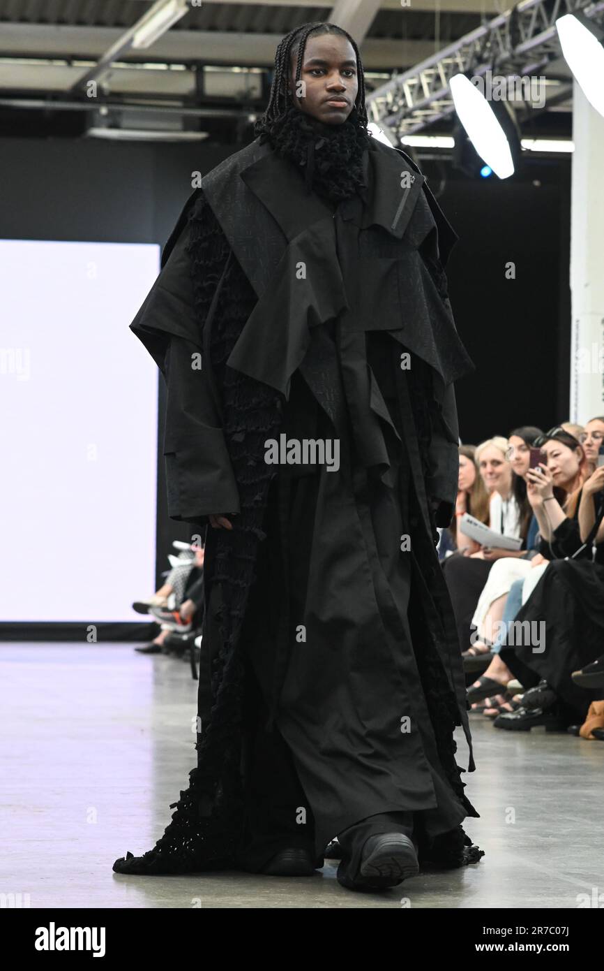 Londres, Royaume-Uni. 14 juin 2023. Des étudiants diplômés présentent leur conception de l'université de la ville de Brimingham et de l'école d'art de Glasgow lors de la Graduate Fashion week 2023 jour 3 à la brasserie Old Truman, Londres, Royaume-Uni. Crédit : voir Li/Picture Capital/Alamy Live News Banque D'Images