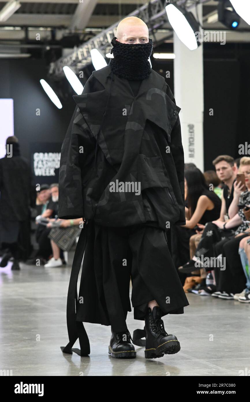 Londres, Royaume-Uni. 14 juin 2023. Des étudiants diplômés présentent leur conception de l'université de la ville de Brimingham et de l'école d'art de Glasgow lors de la Graduate Fashion week 2023 jour 3 à la brasserie Old Truman, Londres, Royaume-Uni. Crédit : voir Li/Picture Capital/Alamy Live News Banque D'Images