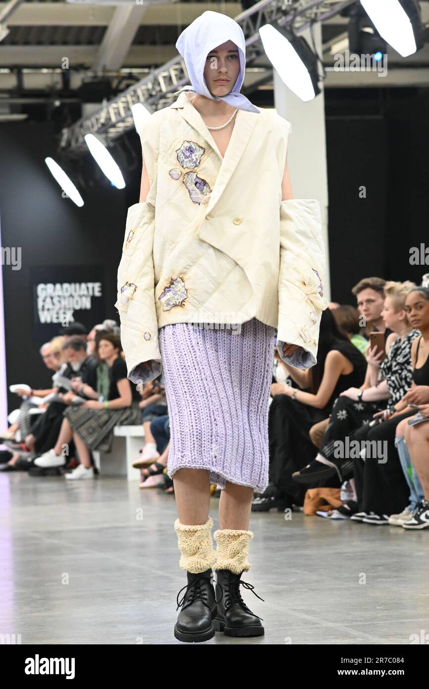 Londres, Royaume-Uni. 14 juin 2023. Des étudiants diplômés présentent leur conception de l'université de la ville de Brimingham et de l'école d'art de Glasgow lors de la Graduate Fashion week 2023 jour 3 à la brasserie Old Truman, Londres, Royaume-Uni. Crédit : voir Li/Picture Capital/Alamy Live News Banque D'Images