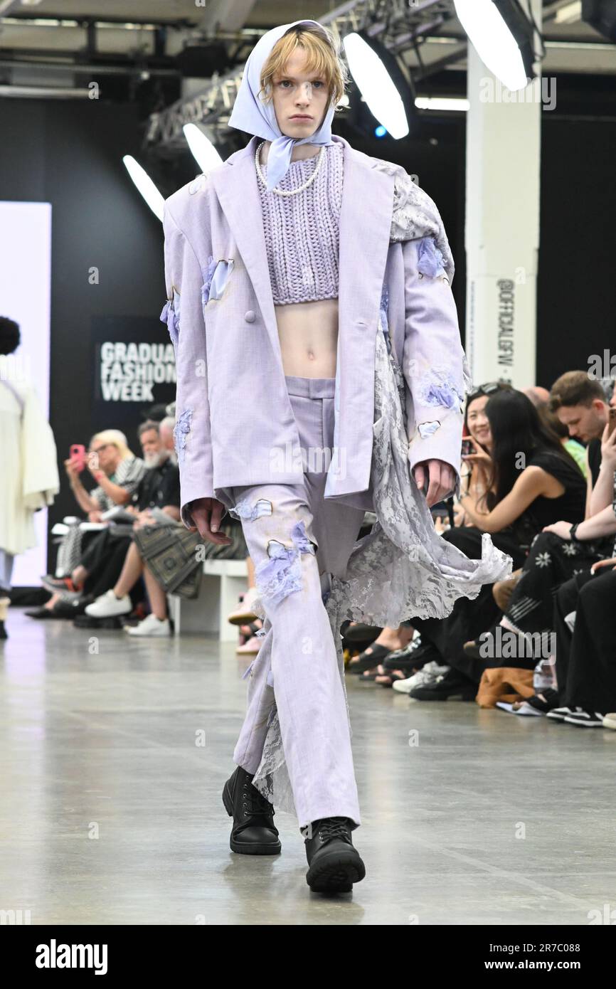 Londres, Royaume-Uni. 14 juin 2023. Des étudiants diplômés présentent leur conception de l'université de la ville de Brimingham et de l'école d'art de Glasgow lors de la Graduate Fashion week 2023 jour 3 à la brasserie Old Truman, Londres, Royaume-Uni. Crédit : voir Li/Picture Capital/Alamy Live News Banque D'Images