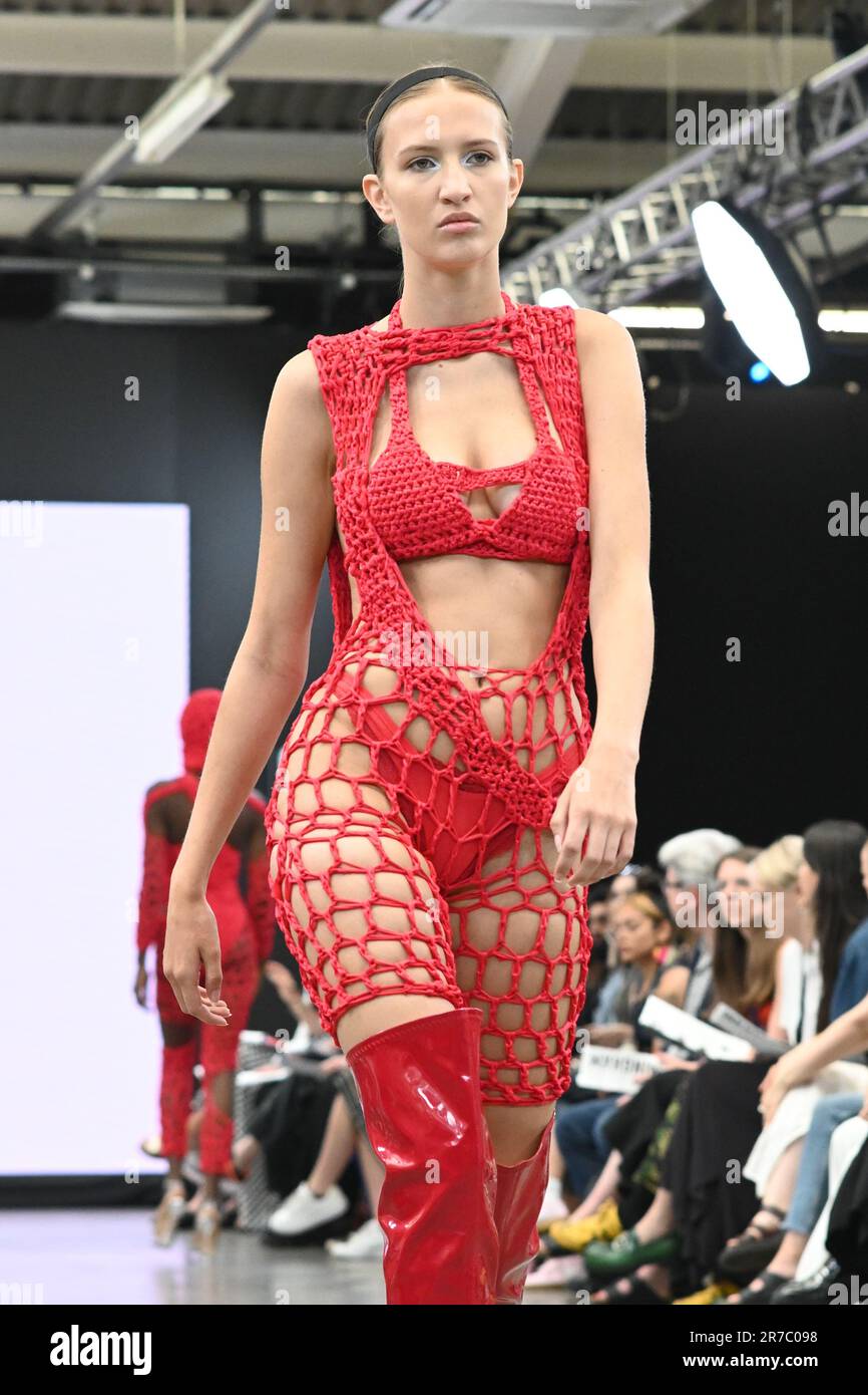 Londres, Royaume-Uni. 14 juin 2023. Des étudiants diplômés présentent leur conception de l'université de la ville de Brimingham et de l'école d'art de Glasgow lors de la Graduate Fashion week 2023 jour 3 à la brasserie Old Truman, Londres, Royaume-Uni. Crédit : voir Li/Picture Capital/Alamy Live News Banque D'Images