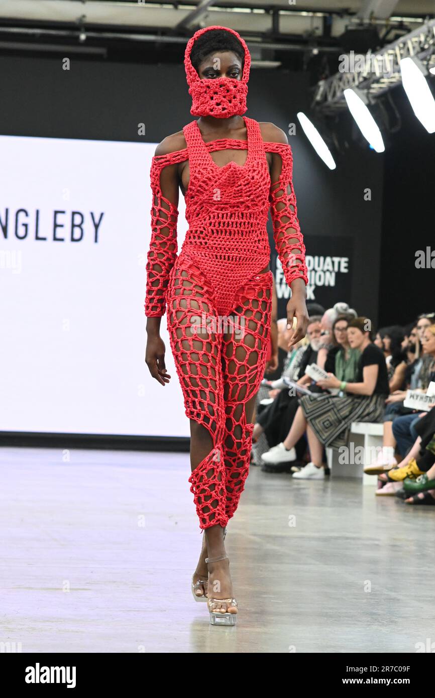 Londres, Royaume-Uni. 14 juin 2023. Des étudiants diplômés présentent leur conception de l'université de la ville de Brimingham et de l'école d'art de Glasgow lors de la Graduate Fashion week 2023 jour 3 à la brasserie Old Truman, Londres, Royaume-Uni. Crédit : voir Li/Picture Capital/Alamy Live News Banque D'Images