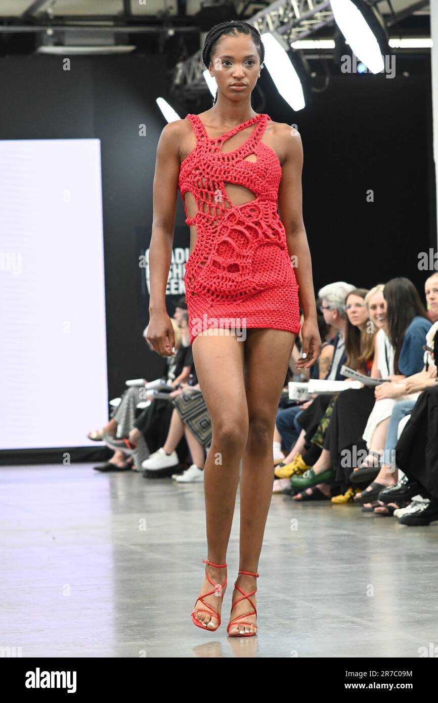 Londres, Royaume-Uni. 14 juin 2023. Des étudiants diplômés présentent leur conception de l'université de la ville de Brimingham et de l'école d'art de Glasgow lors de la Graduate Fashion week 2023 jour 3 à la brasserie Old Truman, Londres, Royaume-Uni. Crédit : voir Li/Picture Capital/Alamy Live News Banque D'Images