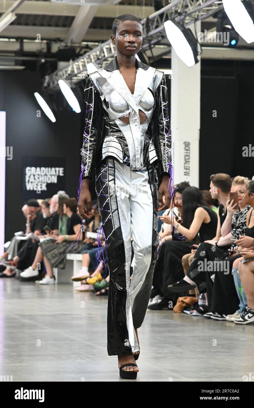 Londres, Royaume-Uni. 14 juin 2023. Des étudiants diplômés présentent leur conception de l'université de la ville de Brimingham et de l'école d'art de Glasgow lors de la Graduate Fashion week 2023 jour 3 à la brasserie Old Truman, Londres, Royaume-Uni. Crédit : voir Li/Picture Capital/Alamy Live News Banque D'Images