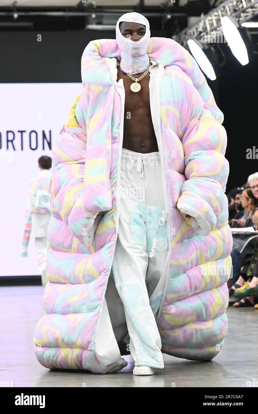 Londres, Royaume-Uni. 14 juin 2023. Des étudiants diplômés présentent leur conception de l'université de la ville de Brimingham et de l'école d'art de Glasgow lors de la Graduate Fashion week 2023 jour 3 à la brasserie Old Truman, Londres, Royaume-Uni. Crédit : voir Li/Picture Capital/Alamy Live News Banque D'Images