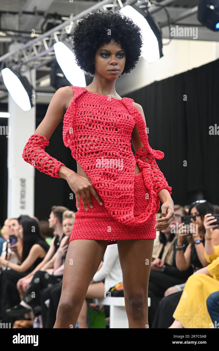 Londres, Royaume-Uni. 14 juin 2023. Des étudiants diplômés présentent leur conception de l'université de la ville de Brimingham et de l'école d'art de Glasgow lors de la Graduate Fashion week 2023 jour 3 à la brasserie Old Truman, Londres, Royaume-Uni. Crédit : voir Li/Picture Capital/Alamy Live News Banque D'Images