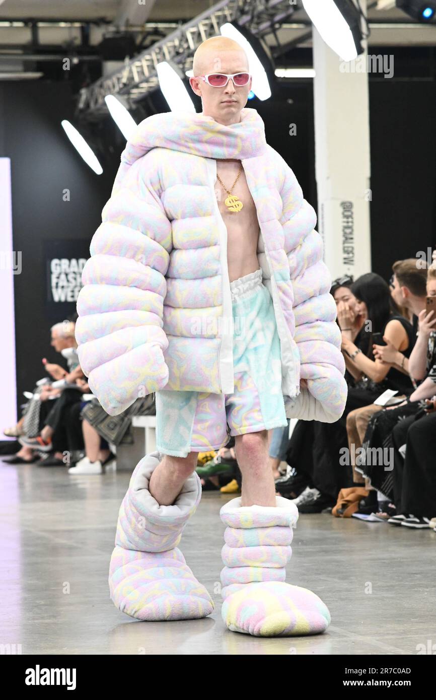 Londres, Royaume-Uni. 14 juin 2023. Des étudiants diplômés présentent leur conception de l'université de la ville de Brimingham et de l'école d'art de Glasgow lors de la Graduate Fashion week 2023 jour 3 à la brasserie Old Truman, Londres, Royaume-Uni. Crédit : voir Li/Picture Capital/Alamy Live News Banque D'Images