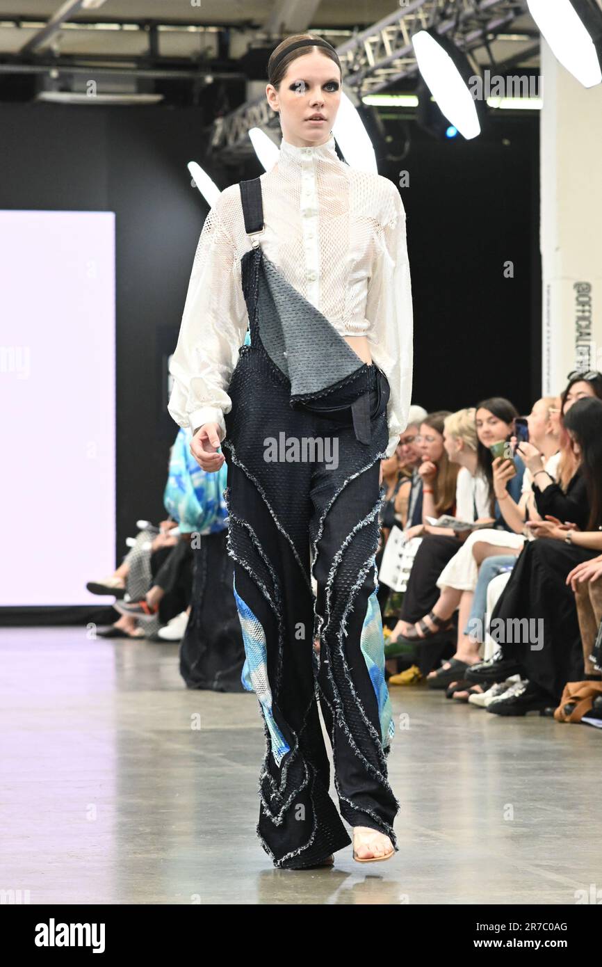 Londres, Royaume-Uni. 14 juin 2023. Des étudiants diplômés présentent leur conception de l'université de la ville de Brimingham et de l'école d'art de Glasgow lors de la Graduate Fashion week 2023 jour 3 à la brasserie Old Truman, Londres, Royaume-Uni. Crédit : voir Li/Picture Capital/Alamy Live News Banque D'Images
