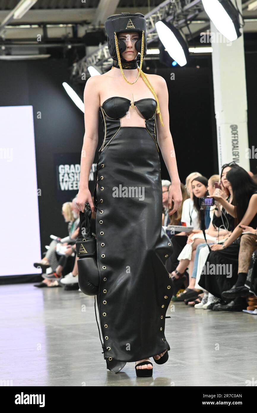 Londres, Royaume-Uni. 14 juin 2023. Des étudiants diplômés présentent leur conception de l'université de la ville de Brimingham et de l'école d'art de Glasgow lors de la Graduate Fashion week 2023 jour 3 à la brasserie Old Truman, Londres, Royaume-Uni. Crédit : voir Li/Picture Capital/Alamy Live News Banque D'Images