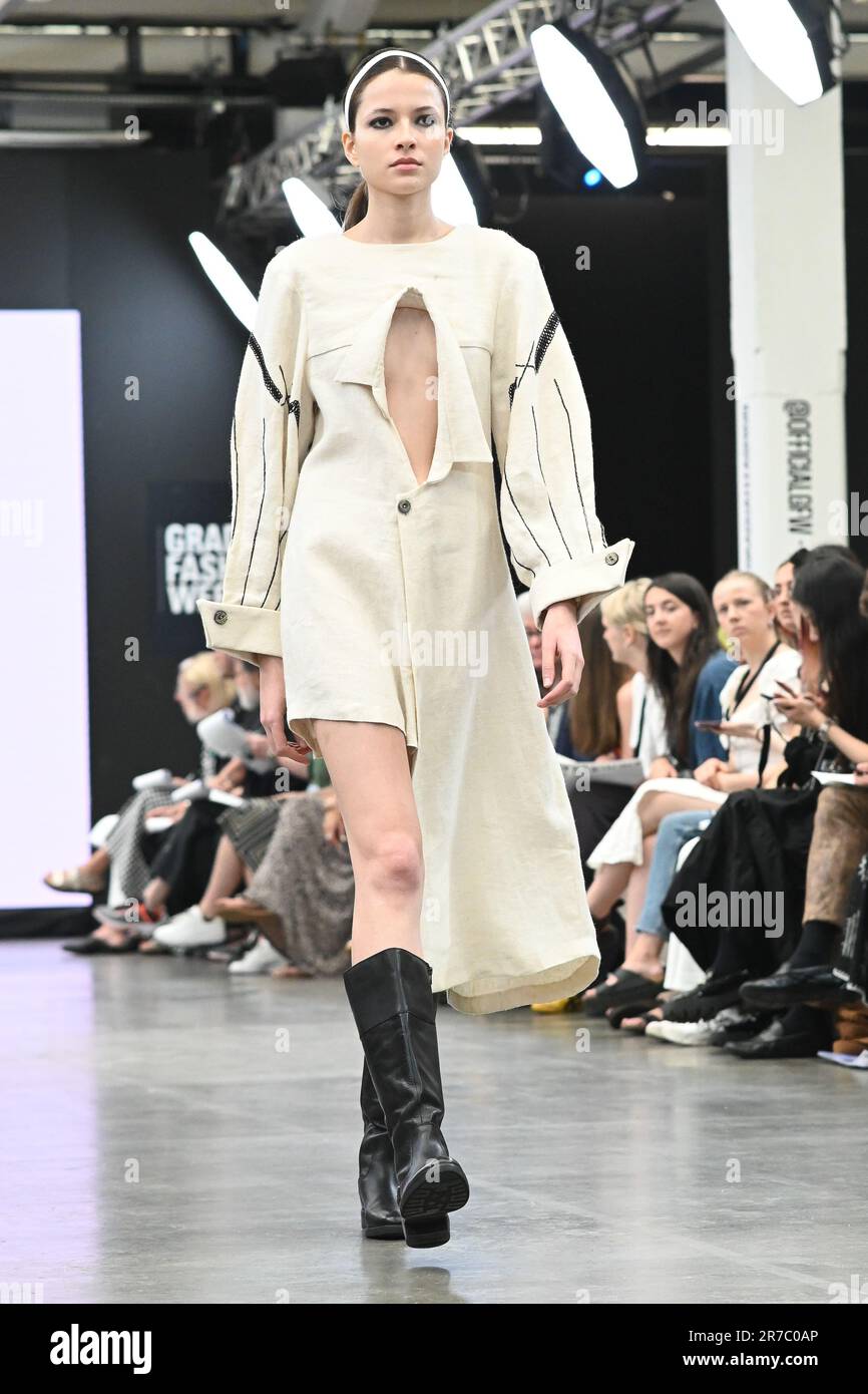 Londres, Royaume-Uni. 14 juin 2023. Des étudiants diplômés présentent leur conception de l'université de la ville de Brimingham et de l'école d'art de Glasgow lors de la Graduate Fashion week 2023 jour 3 à la brasserie Old Truman, Londres, Royaume-Uni. Crédit : voir Li/Picture Capital/Alamy Live News Banque D'Images