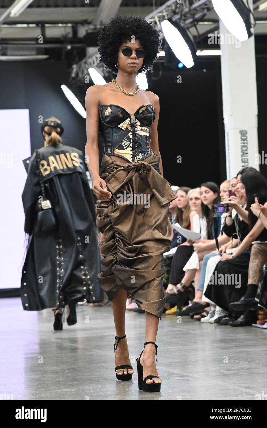 Londres, Royaume-Uni. 14 juin 2023. Des étudiants diplômés présentent leur conception de l'université de la ville de Brimingham et de l'école d'art de Glasgow lors de la Graduate Fashion week 2023 jour 3 à la brasserie Old Truman, Londres, Royaume-Uni. Crédit : voir Li/Picture Capital/Alamy Live News Banque D'Images
