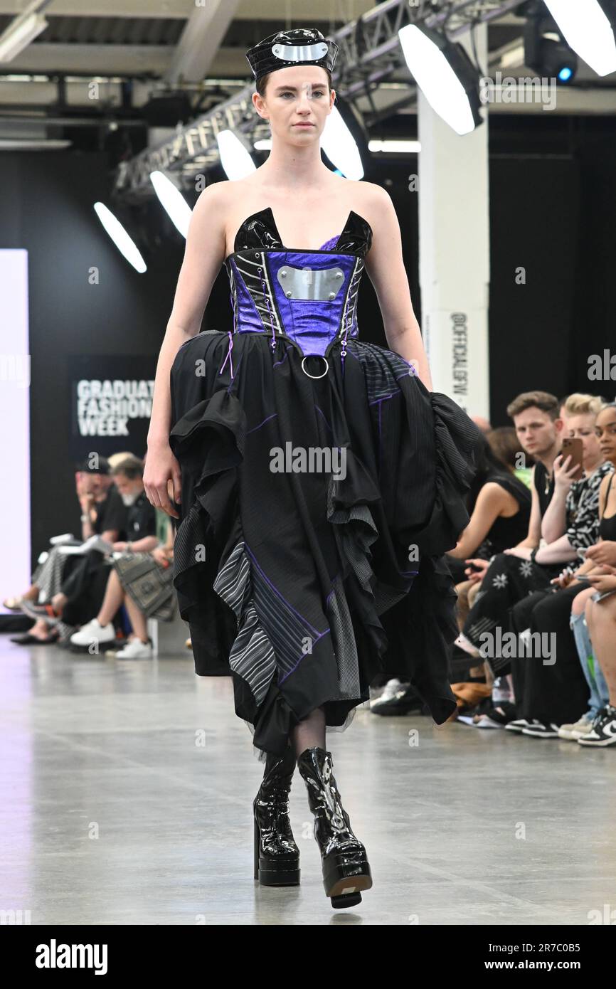 Londres, Royaume-Uni. 14 juin 2023. Des étudiants diplômés présentent leur conception de l'université de la ville de Brimingham et de l'école d'art de Glasgow lors de la Graduate Fashion week 2023 jour 3 à la brasserie Old Truman, Londres, Royaume-Uni. Crédit : voir Li/Picture Capital/Alamy Live News Banque D'Images