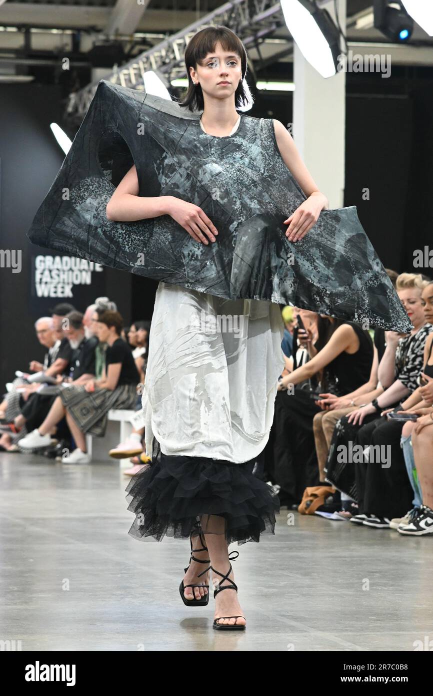 Londres, Royaume-Uni. 14 juin 2023. Des étudiants diplômés présentent leur conception de l'université de la ville de Brimingham et de l'école d'art de Glasgow lors de la Graduate Fashion week 2023 jour 3 à la brasserie Old Truman, Londres, Royaume-Uni. Crédit : voir Li/Picture Capital/Alamy Live News Banque D'Images