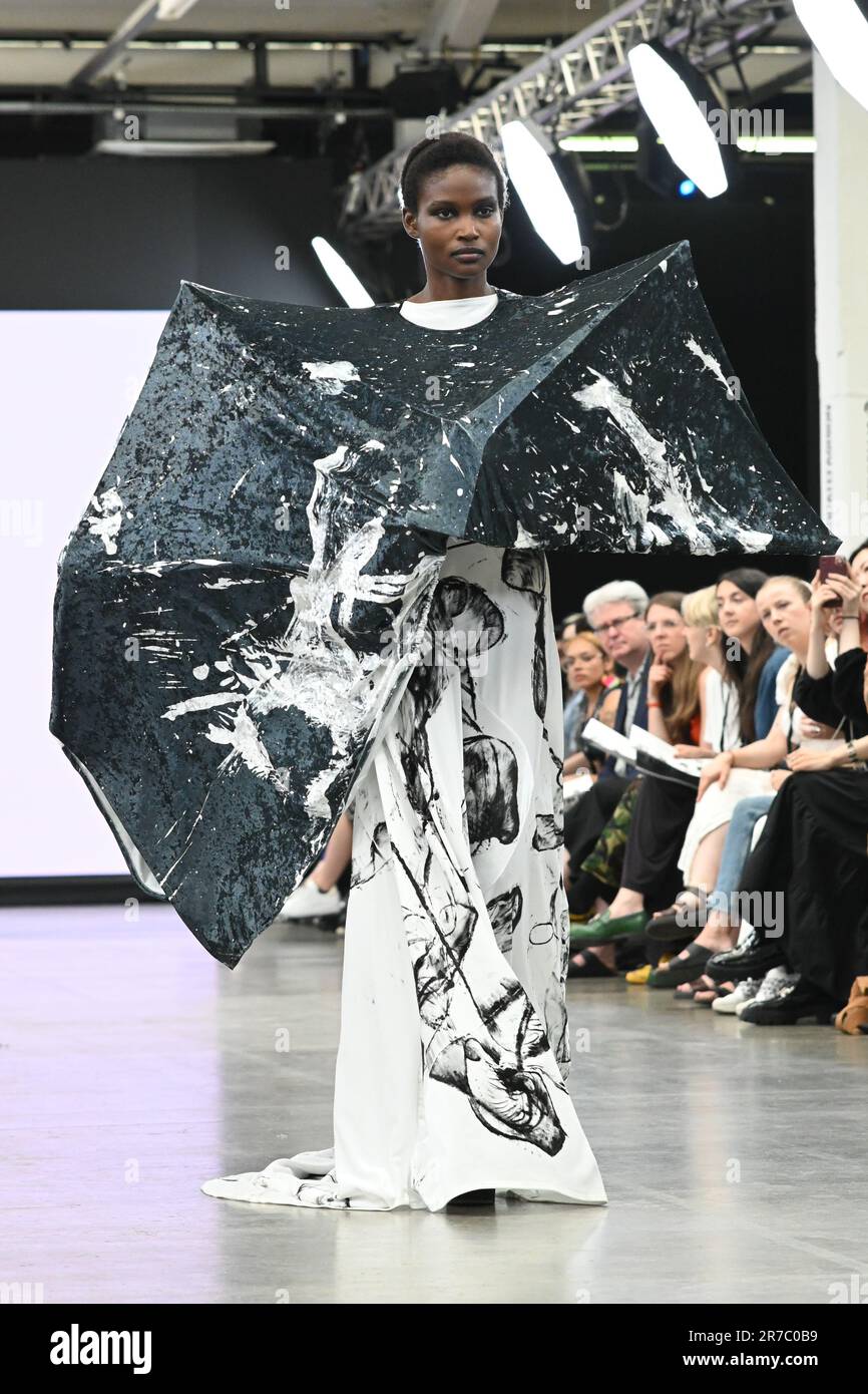 Londres, Royaume-Uni. 14 juin 2023. Des étudiants diplômés présentent leur conception de l'université de la ville de Brimingham et de l'école d'art de Glasgow lors de la Graduate Fashion week 2023 jour 3 à la brasserie Old Truman, Londres, Royaume-Uni. Crédit : voir Li/Picture Capital/Alamy Live News Banque D'Images