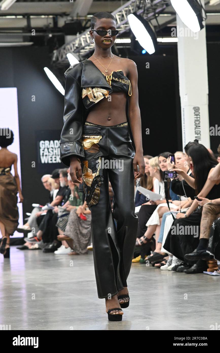Londres, Royaume-Uni. 14 juin 2023. Des étudiants diplômés présentent leur conception de l'université de la ville de Brimingham et de l'école d'art de Glasgow lors de la Graduate Fashion week 2023 jour 3 à la brasserie Old Truman, Londres, Royaume-Uni. Crédit : voir Li/Picture Capital/Alamy Live News Banque D'Images