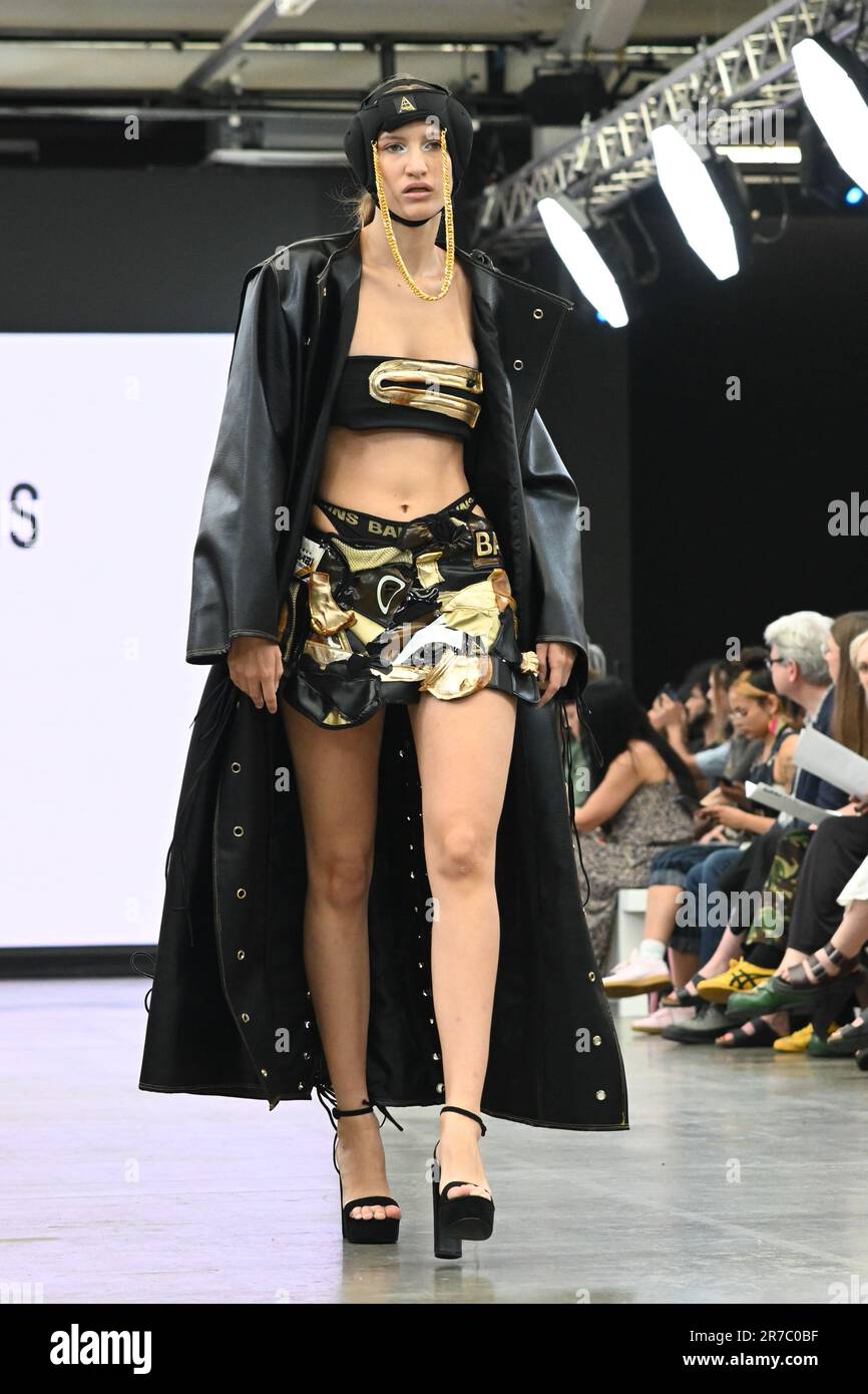 Londres, Royaume-Uni. 14 juin 2023. Des étudiants diplômés présentent leur conception de l'université de la ville de Brimingham et de l'école d'art de Glasgow lors de la Graduate Fashion week 2023 jour 3 à la brasserie Old Truman, Londres, Royaume-Uni. Crédit : voir Li/Picture Capital/Alamy Live News Banque D'Images