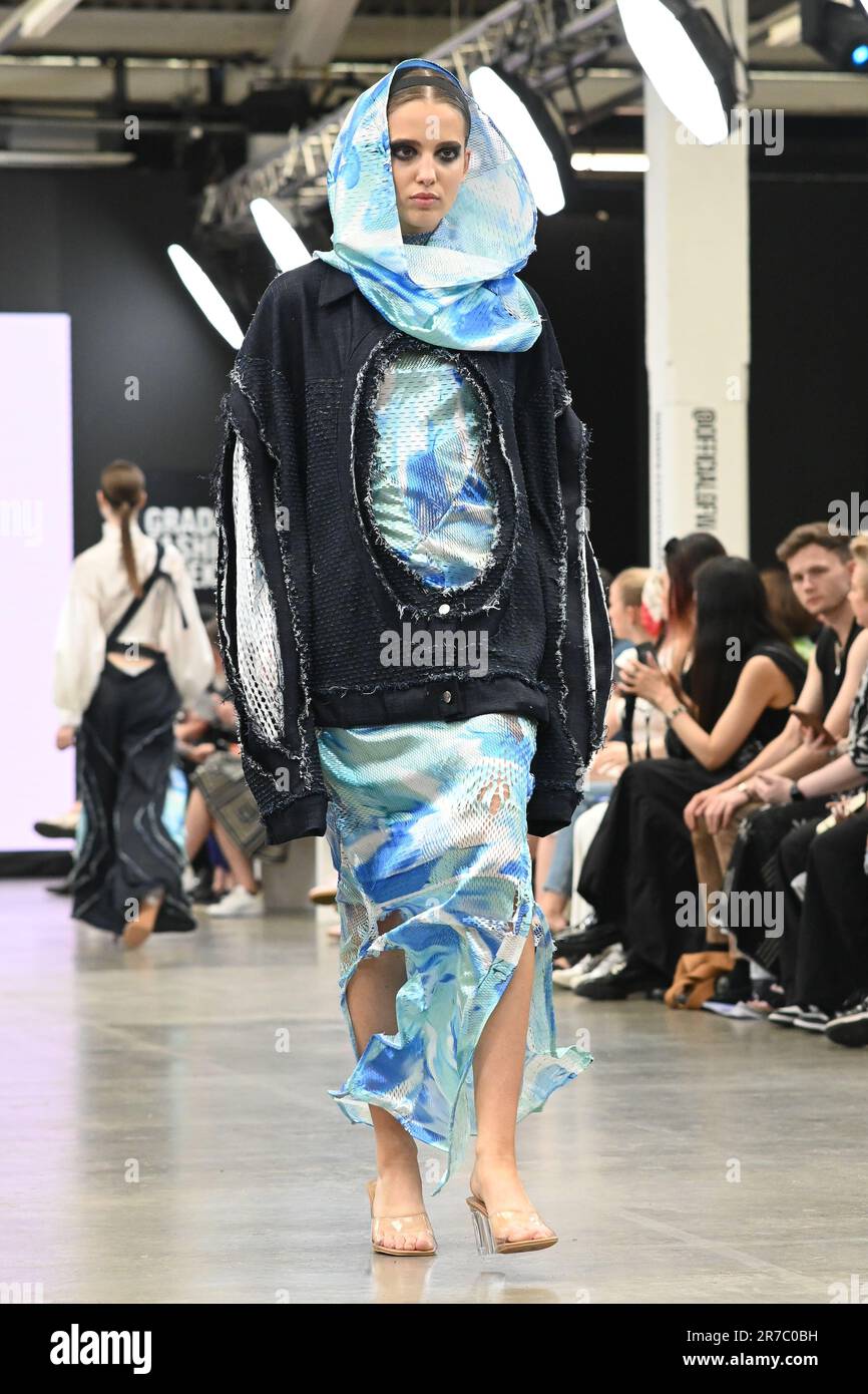 Londres, Royaume-Uni. 14 juin 2023. Des étudiants diplômés présentent leur conception de l'université de la ville de Brimingham et de l'école d'art de Glasgow lors de la Graduate Fashion week 2023 jour 3 à la brasserie Old Truman, Londres, Royaume-Uni. Crédit : voir Li/Picture Capital/Alamy Live News Banque D'Images