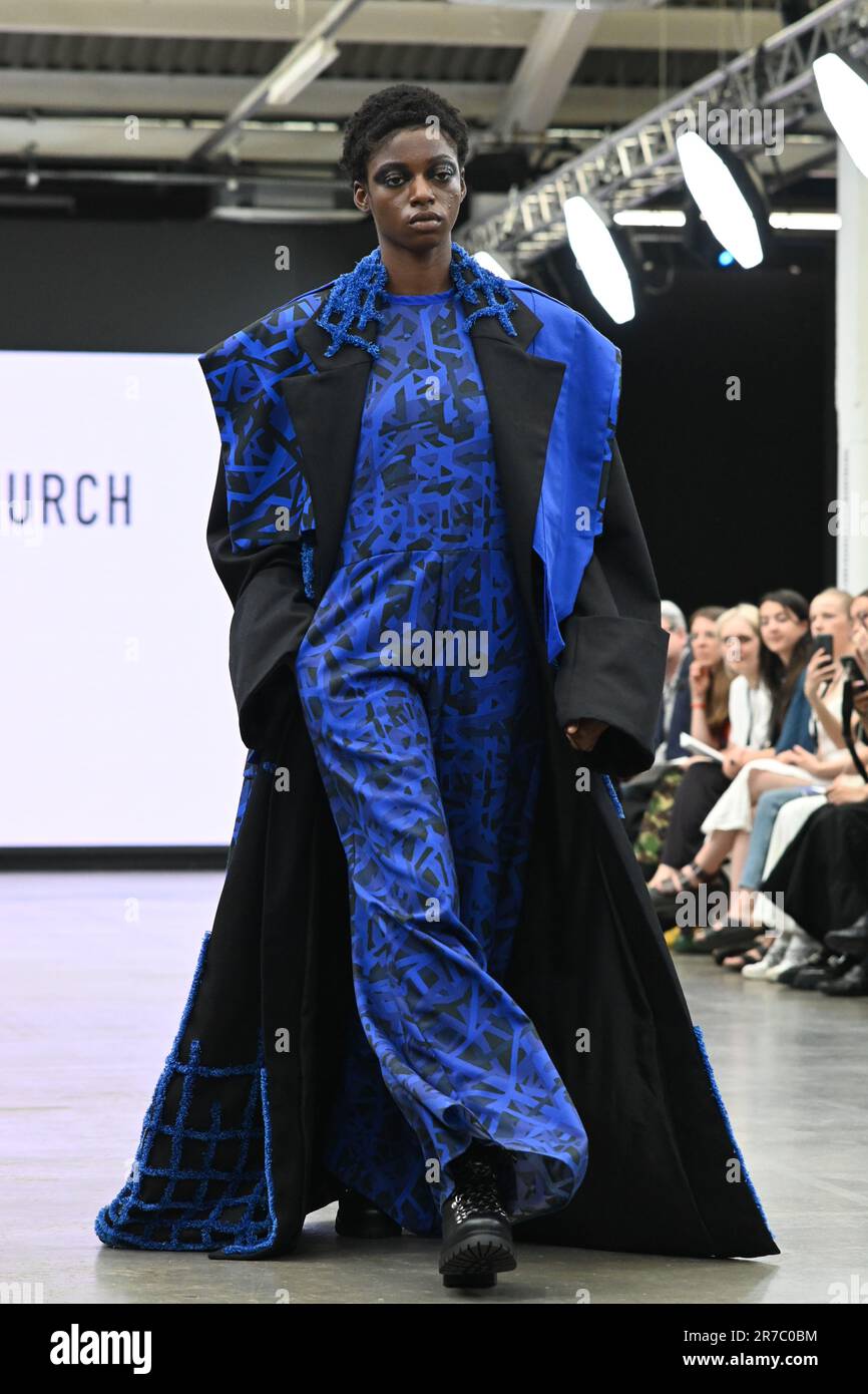 Londres, Royaume-Uni. 14 juin 2023. Des étudiants diplômés présentent leur conception de l'université de la ville de Brimingham et de l'école d'art de Glasgow lors de la Graduate Fashion week 2023 jour 3 à la brasserie Old Truman, Londres, Royaume-Uni. Crédit : voir Li/Picture Capital/Alamy Live News Banque D'Images