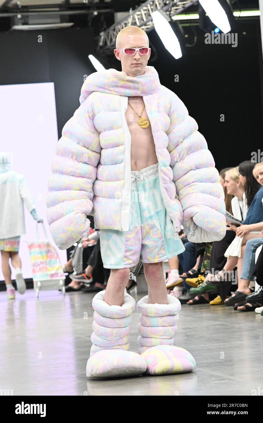 Londres, Royaume-Uni. 14 juin 2023. Des étudiants diplômés présentent leur conception de l'université de la ville de Brimingham et de l'école d'art de Glasgow lors de la Graduate Fashion week 2023 jour 3 à la brasserie Old Truman, Londres, Royaume-Uni. Crédit : voir Li/Picture Capital/Alamy Live News Banque D'Images