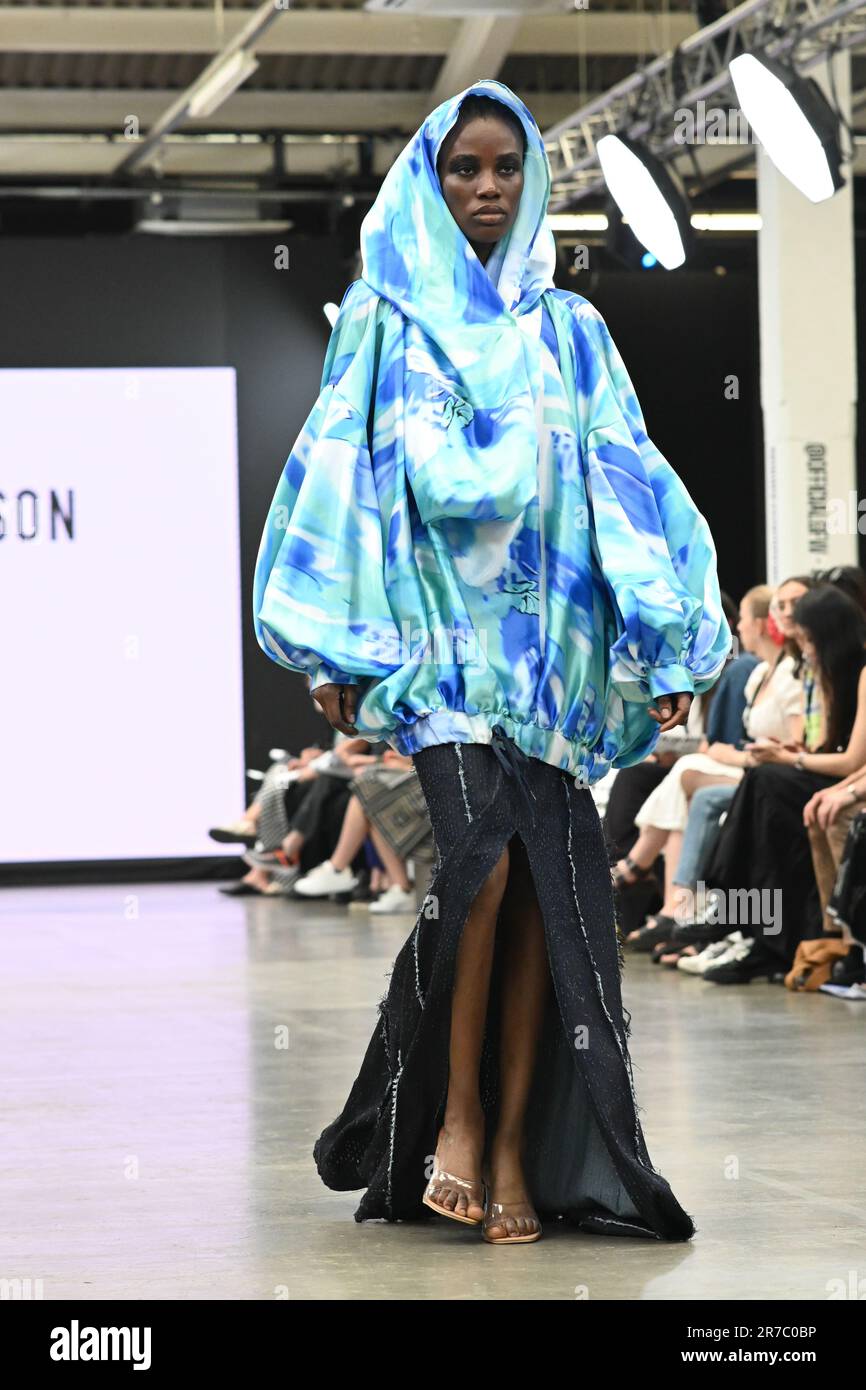 Londres, Royaume-Uni. 14 juin 2023. Des étudiants diplômés présentent leur conception de l'université de la ville de Brimingham et de l'école d'art de Glasgow lors de la Graduate Fashion week 2023 jour 3 à la brasserie Old Truman, Londres, Royaume-Uni. Crédit : voir Li/Picture Capital/Alamy Live News Banque D'Images